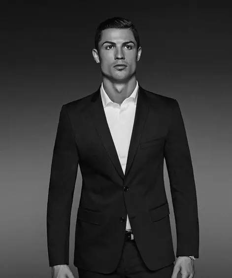 欧冠半场：里奥斯乱战破门，本菲卡暂1-0那不勒斯（欧冠半场：里奥斯混战建功，本菲卡暂以1-0领先那不勒斯）